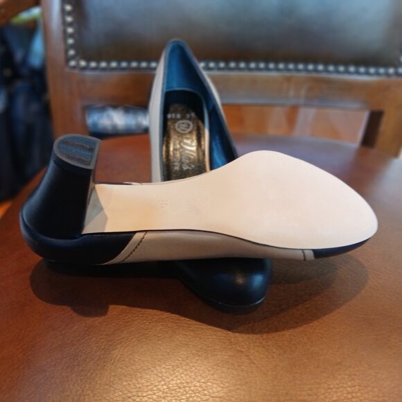 Stout heeled pumps in taupe and black leather. - Picture 2 of 5